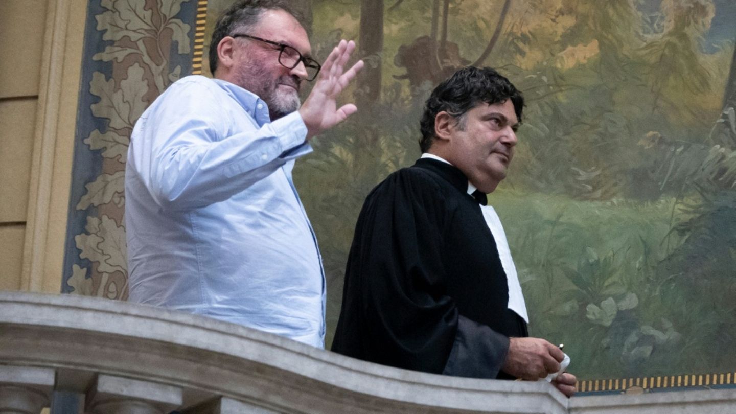 Frédéric Péchier (l.) und sein Anwalt im Gerichtsgebäude
