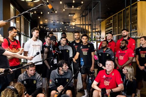 Das deutsche Basketballteam steht gesammelt hinter Co-Trainer Alan Ibrahimagic (l.) und Bundestrainer Alex Mumbru
