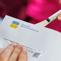 Ein Brief der Deutschen Rentenversicherung wird mit einem Messer geöffnet