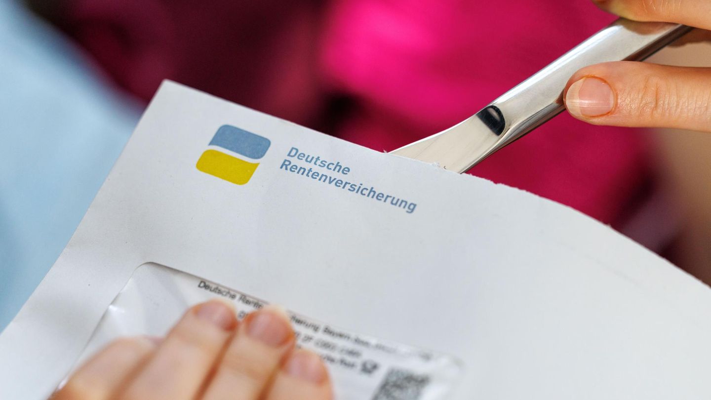 Ein Brief der Deutschen Rentenversicherung wird mit einem Messer geöffnet