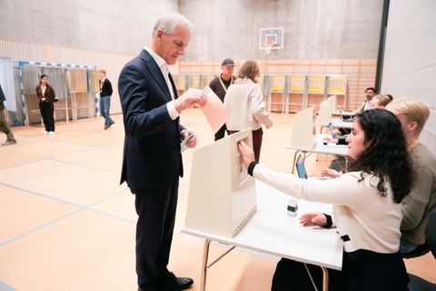 Ministerpräsident Störe in einem Wahllokal in Oslo