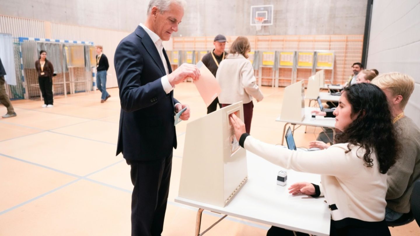 Ministerpräsident Störe in einem Wahllokal in Oslo