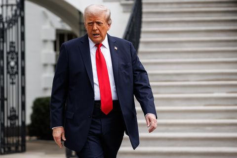 US-Präsident Donald Trump geht im Außenbereich des Weißen Hauses