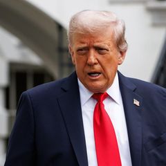US-Präsident Donald Trump geht im Außenbereich des Weißen Hauses
