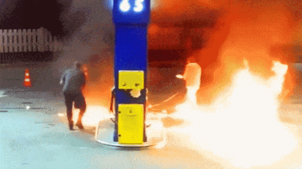 Duell mit Feuerlöscher – Betrunkener macht Zapfsäule zum Flammenwerfer Duell mit Feuerlöscher – Betrunkener macht Zapfsäule zum Flammenwerfer