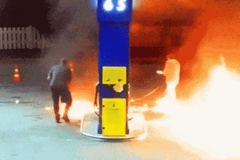 Duell mit Feuerlöscher – Betrunkener macht Zapfsäule zum Flammenwerfer