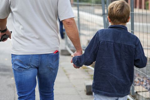 Die Polizei hatte nach der Meldung auf dem Schulgelände einen "größeren Einsatz" gestartet. Foto: Christoph Reichwein/dpa
