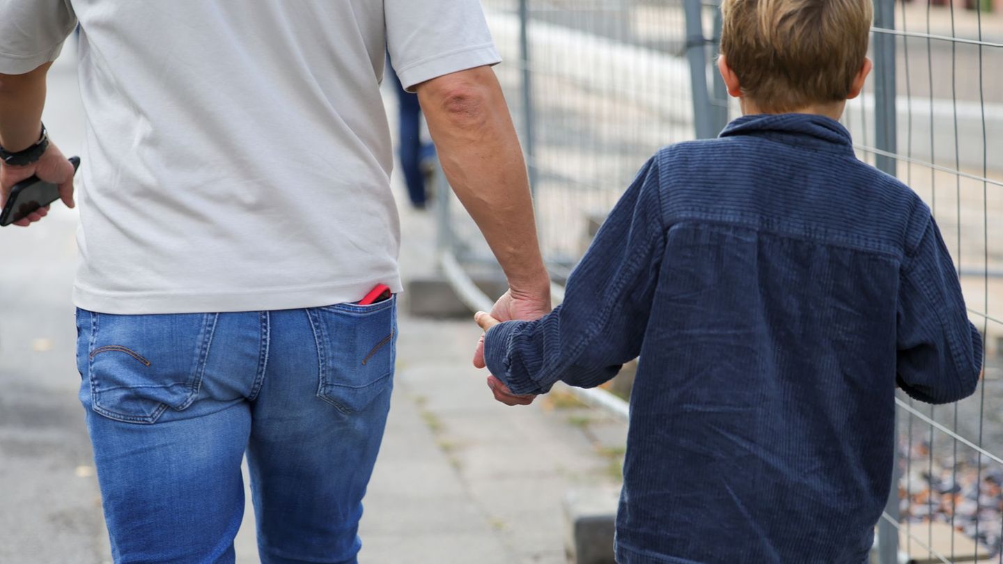 Die Polizei hatte nach der Meldung auf dem Schulgelände einen "größeren Einsatz" gestartet. Foto: Christoph Reichwein/dpa