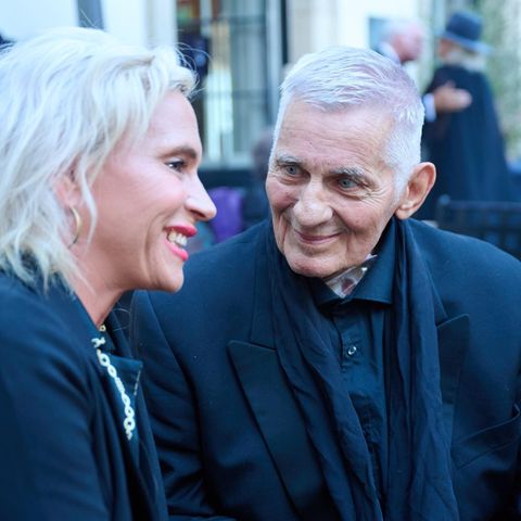 Heinz Hönig im schwarzen Anzug bei der Emmy-Verleihung 2025