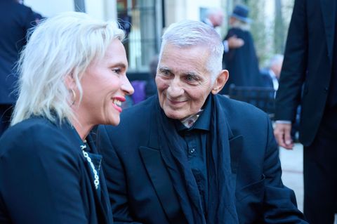 Heinz Hönig im schwarzen Anzug bei der Emmy-Verleihung 2025
