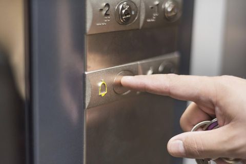 Notrufknopf im Fahrstuhl hilft Mann in Osnabrück nicht