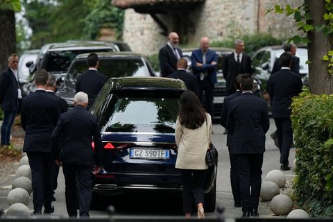 Nur ein kleiner Kreis von Angehörigen, Freunden und engsten Mitarbeitern von Armani waren zur Feier eingeladen. Foto: Luca Bruno