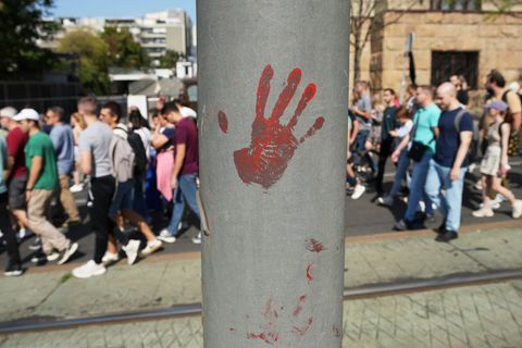 In Belgrad gehen Regierungsgegner wieder auf die Straße. Foto: Darko Vojinovic/AP/dpa