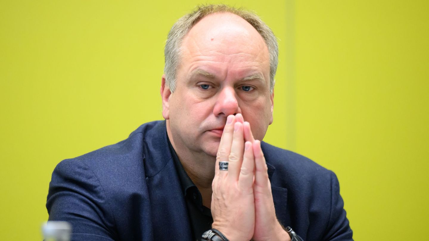 Dirk Hilbert (FDP), Oberbürgermeister der Stadt Dresden. Nach einem Finanzzwischenbericht wird für 2025 ein ungedeckter Fehlbetr