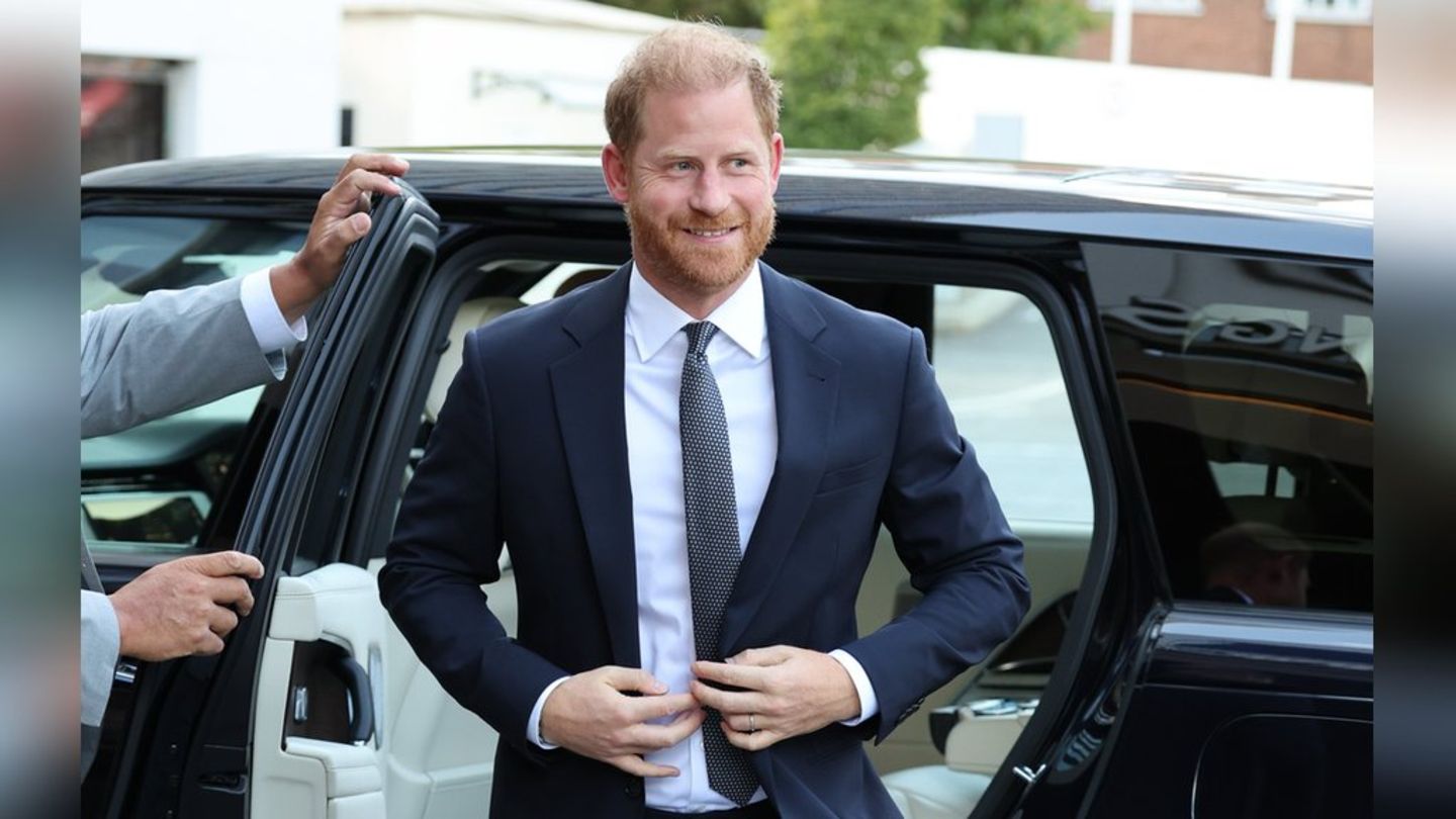 Prinz Harry zeigte sich bei seiner Ankunft in London für die WellChild Awards bestens gelaunt.