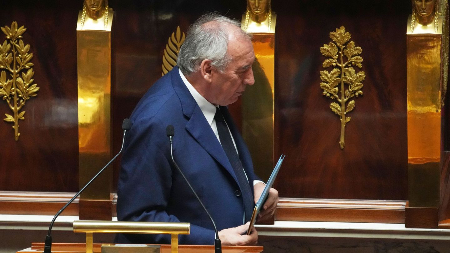 Der französische Premier Bayrou scheitert bei der Abstimmung in der Nationalversammlung. Foto: Christophe Ena/AP/dpa