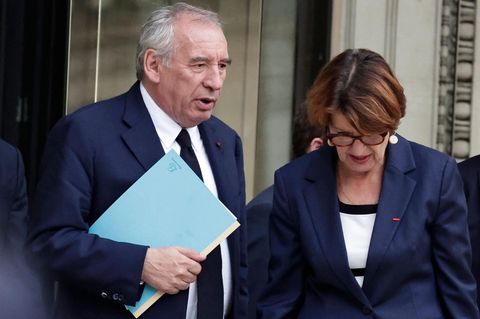 Frankreichs Premierminister François Bayrou beim Verlassen der Nationalversammlung