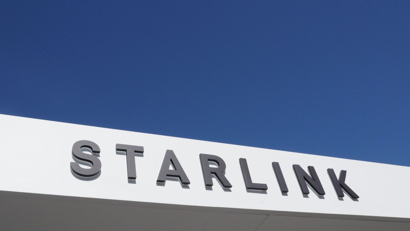 Starlink will verstärkt schnelles Internet aus dem All direkt auf Smartphones bringen. (Archivbild) Foto: Wolf von Dewitz/dpa