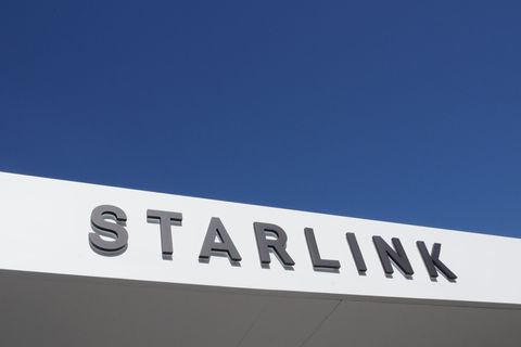 Starlink will verstärkt schnelles Internet aus dem All direkt auf Smartphones bringen. (Archivbild) Foto: Wolf von Dewitz/dpa