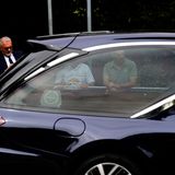 Ein kleiner Kreis von Familienangehörigen, Freunden und engsten Mitarbeitern hat bei einer Trauerfeier Abschied von dem italienischen Modemacher Giorgio Armani genommen. Der Leichenwagen mit dem Sarg des Designers fährt an der Kirche San Martino des kleinen Ortes Rivalta in der Nähe seines Geburtsorts Piacenza im Norden Italiens vor