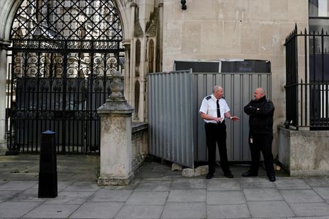 Das neue Banksy-Werk am Londoner Gerichtskomplex Royal Courts of Justice wurde verdeckt