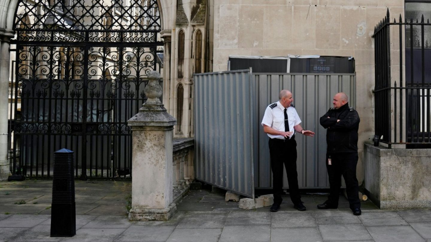 Das neue Banksy-Werk am Londoner Gerichtskomplex Royal Courts of Justice wurde verdeckt