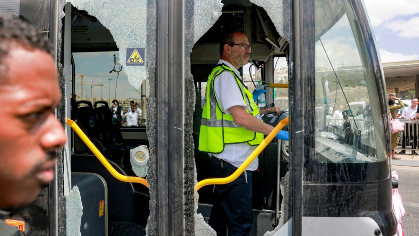 Zerstörte Scheiben eines Busses nahe dem Tatort