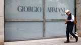 Aus Respekt vor seiner Lebensleistung schlossen alle Armani-Geschäfte – hier eines in Mailand – von 15.00 Uhr an für den Rest des Tages. Der Milliardenkonzern hat mehr als 600 Boutiquen rund um die Welt. "Zum Andenken an Herrn Armani bleiben die Geschäfte der Gruppe heute, am 8. September 2025, anlässlich seiner Beerdigung ab 15:00 Uhr bis zum Ende des Tages geschlossen", hieß es etwa auf einem Schild vor einer Filiale auf der Düsseldorfer Königsallee
