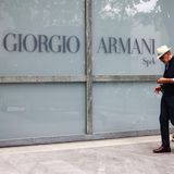 Aus Respekt vor seiner Lebensleistung schlossen alle Armani-Geschäfte – hier eines in Mailand – von 15.00 Uhr an für den Rest des Tages. Der Milliardenkonzern hat mehr als 600 Boutiquen rund um die Welt. "Zum Andenken an Herrn Armani bleiben die Geschäfte der Gruppe heute, am 8. September 2025, anlässlich seiner Beerdigung ab 15:00 Uhr bis zum Ende des Tages geschlossen", hieß es etwa auf einem Schild vor einer Filiale auf der Düsseldorfer Königsallee