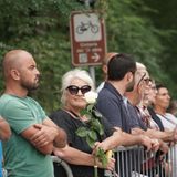 Schaulustige am Straßenrand bei der Beerdigung von Giorgio Armani