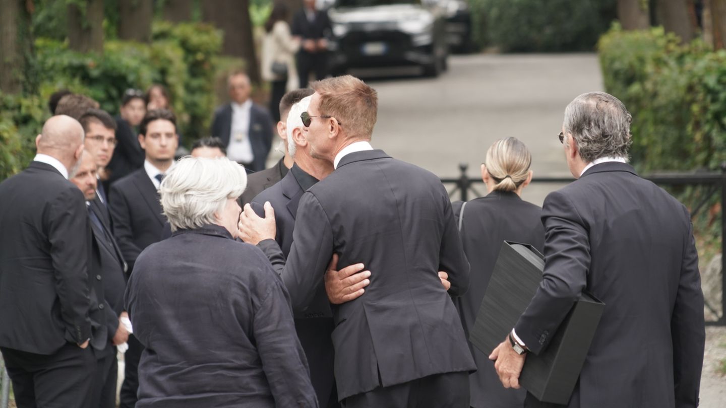Beerdigungsgäste von Giorgio Armani vor der Kirche San Martino in Rivalta