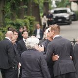 Beerdigungsgäste von Giorgio Armani vor der Kirche San Martino in Rivalta