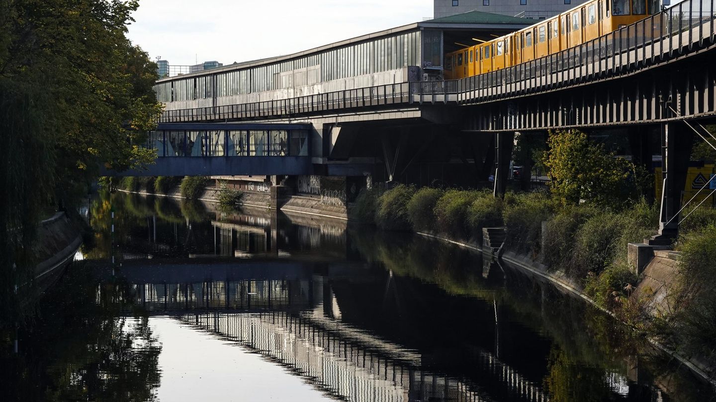 Wie die gerettete Person in den Kanal gelangte, war noch unklar. (Symbolbild) Foto: Soeren Stache/dpa-Zentralbild/ZB