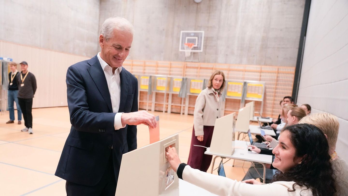 Jonas Gahr Støre, Ministerpräsident von Norwegen, gibt bei der Wahl seine Stimme ab