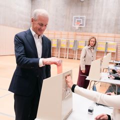 Jonas Gahr Støre, Ministerpräsident von Norwegen, gibt bei der Wahl seine Stimme ab