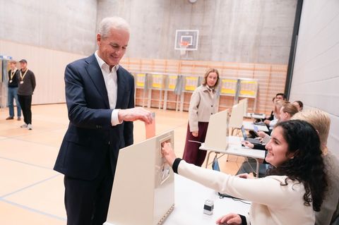 Jonas Gahr Støre, Ministerpräsident von Norwegen, gibt bei der Wahl seine Stimme ab
