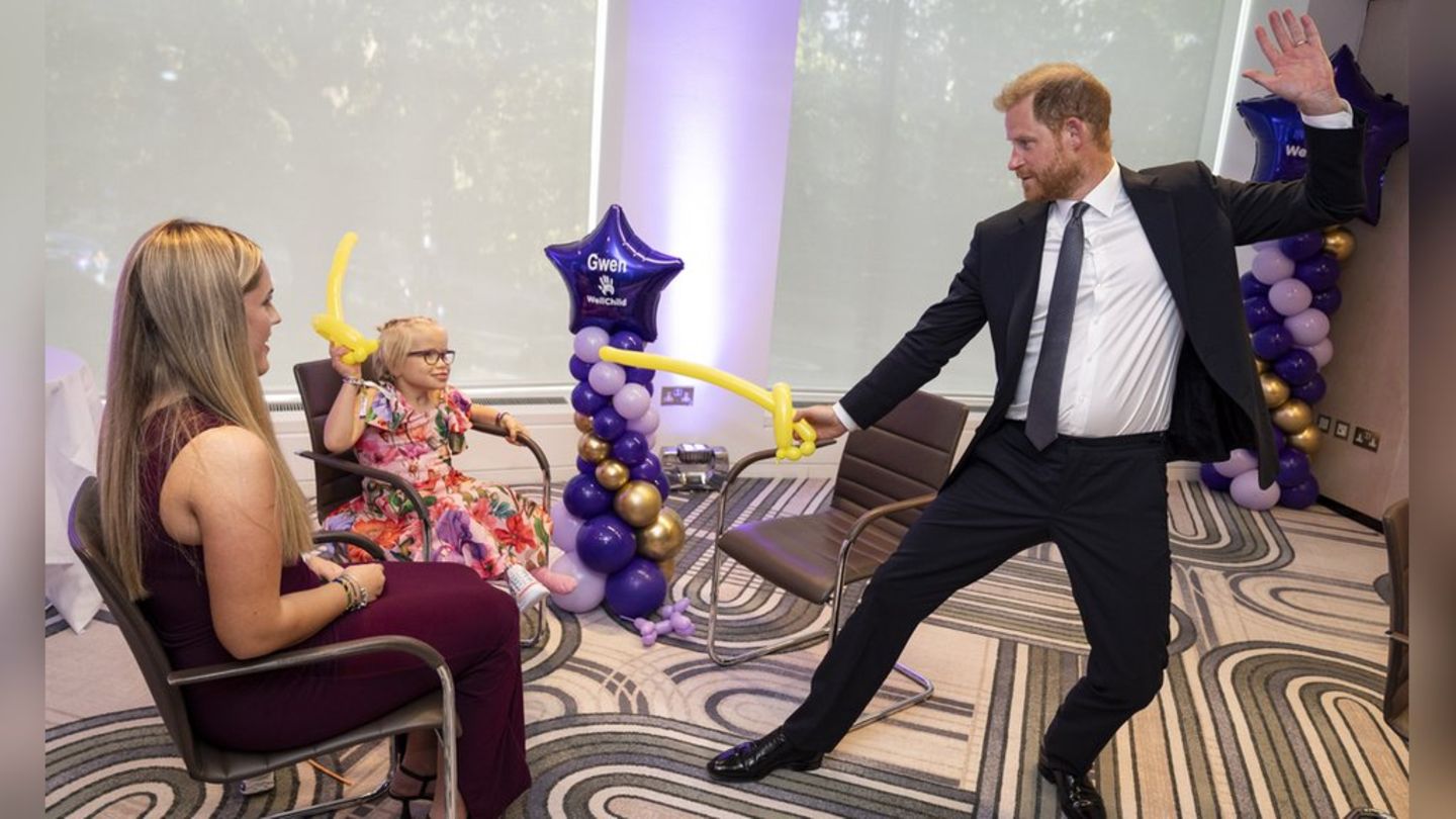 Prinz Harry lieferte sich ein Ballon-Gefecht mit der neunjährigen Gwen.