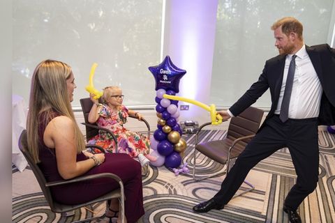 Prinz Harry lieferte sich ein Ballon-Gefecht mit der neunjährigen Gwen.