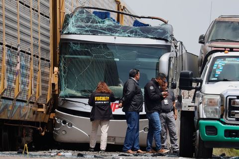 Der Busfahrer soll versucht haben, es noch vor dem Zug auf die andere Seite zu schaffen. Foto: Ramses Mercado Valdes/AP/dpa