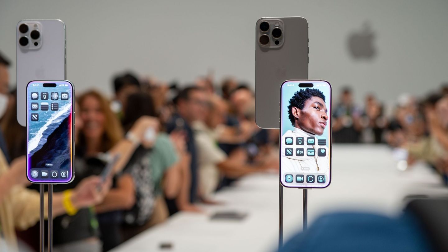 Vor genau einem Jahr stellte Apple die iPhone-16-Serie vor. (Archivbild) Foto: Andrej Sokolow/dpa