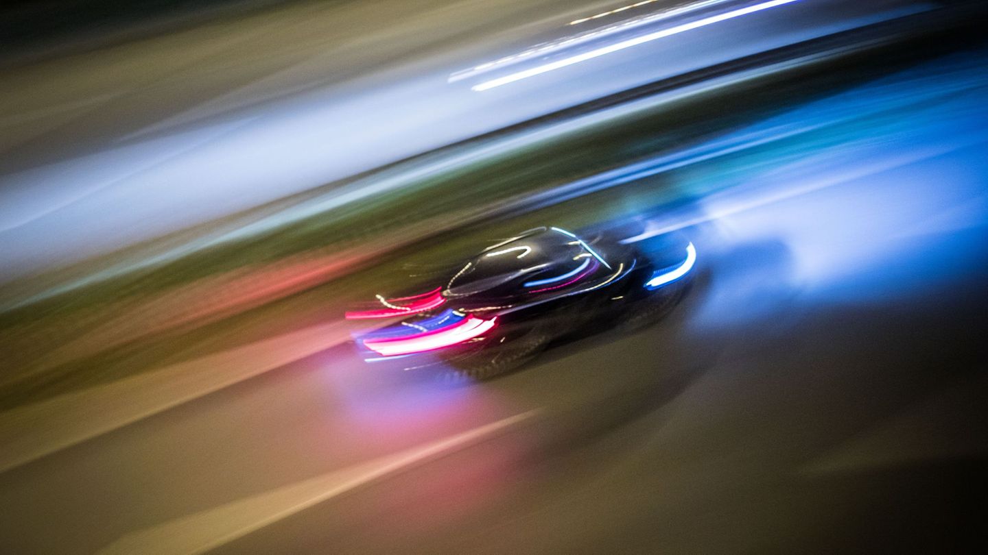 Rechts überholen ist fast nie erlaubt in Deutschland. (Symbolbild) Foto: Frank Rumpenhorst/dpa