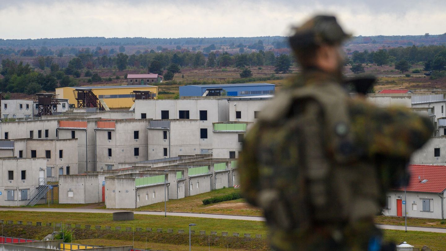 Ein Soldat steht in der Übungsstadt "Schnöggersburg" auf dem Dach eines Gebäudes. Foto: Klaus-Dietmar Gabbert/dpa
