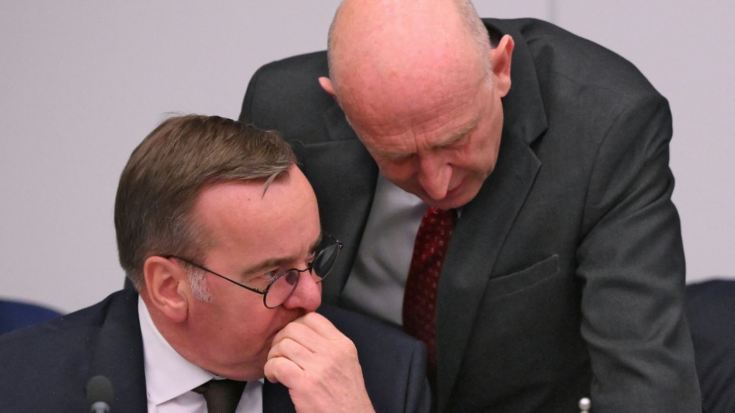 Pistorius (l.) und Healey im April in Brüssel