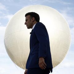Frankreichs Präsident Emmanuel Macron von der Seite fotografiert