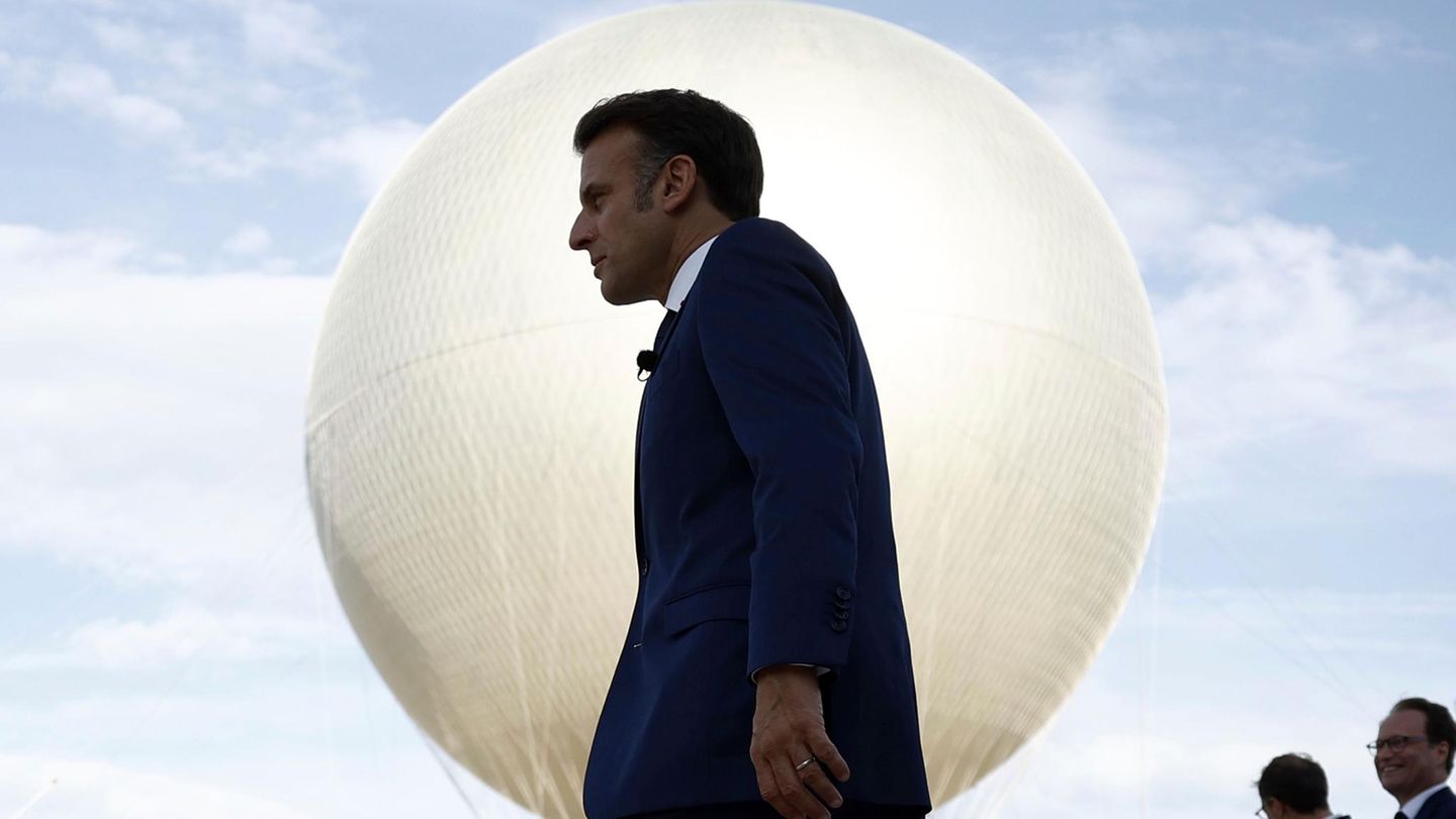 Frankreichs Präsident Emmanuel Macron von der Seite fotografiert