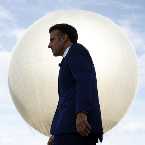 Frankreichs Präsident Emmanuel Macron von der Seite fotografiert