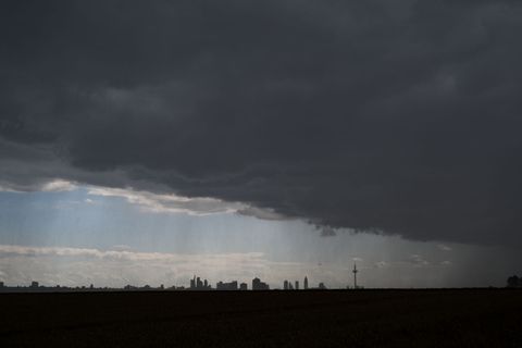 Im Tagesverlauf zieht der Regen von Südwesten nach Nordosten über Hessen hinweg. (Symbolbild) Foto: Arne Dedert/dpa