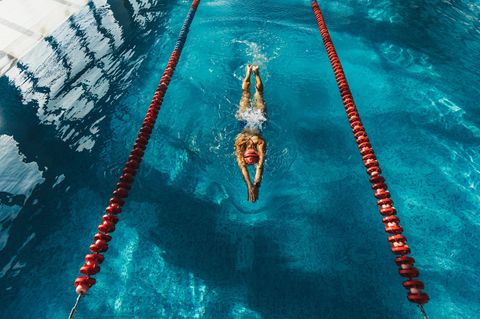 Schwimmerin im Schwimmbad