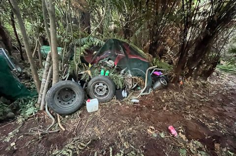 In dem Camp waren Autoreifen und ein Wasserkanister zu sehen. Foto: NZ Police/dpa