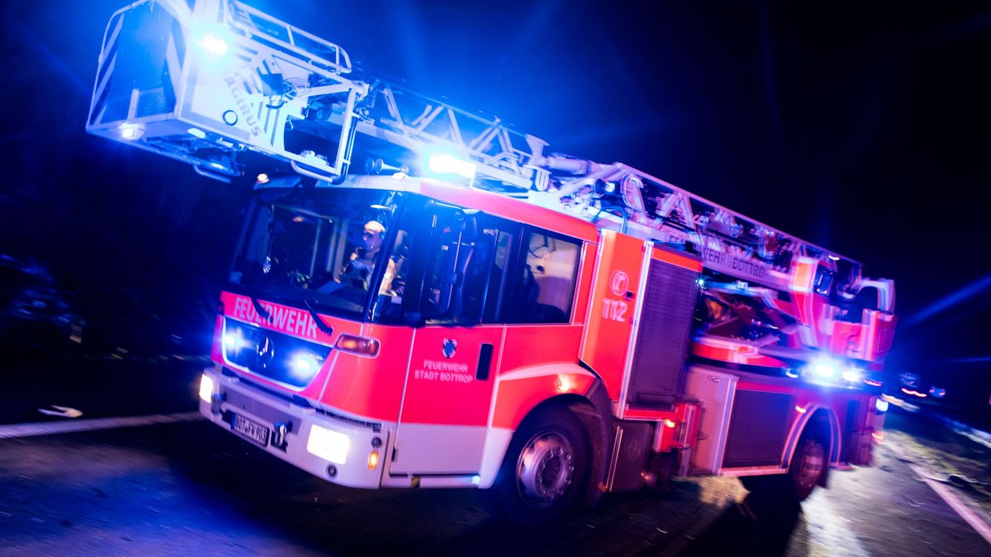 Ein Haus in Recklinghausen brennt. Die Feuerwehr rettet den Bewohner. (Symbolbild) Foto: Marcel Kusch/dpa